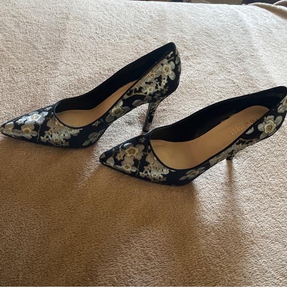 Beautiful flowered Nine West Heels - Picture 2 of 4
